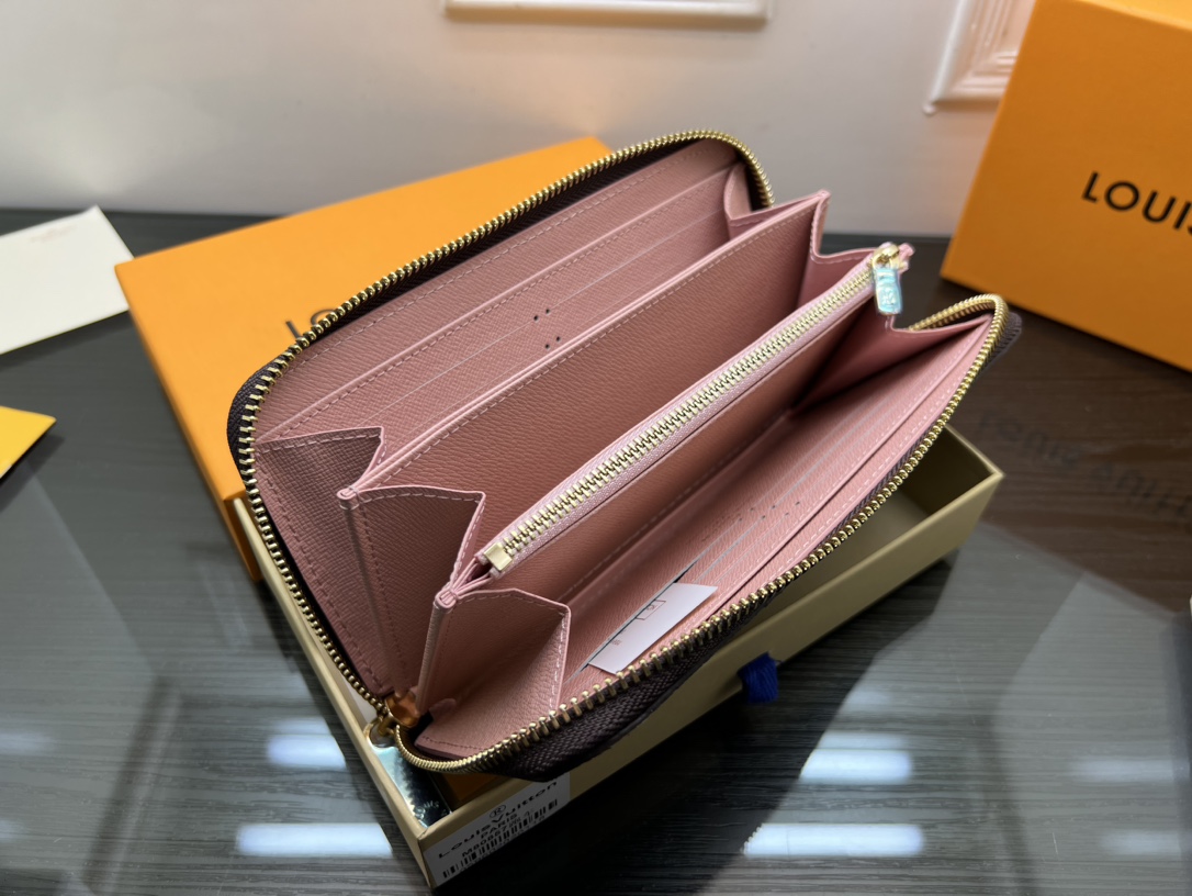 Leather bifold wallet color detail