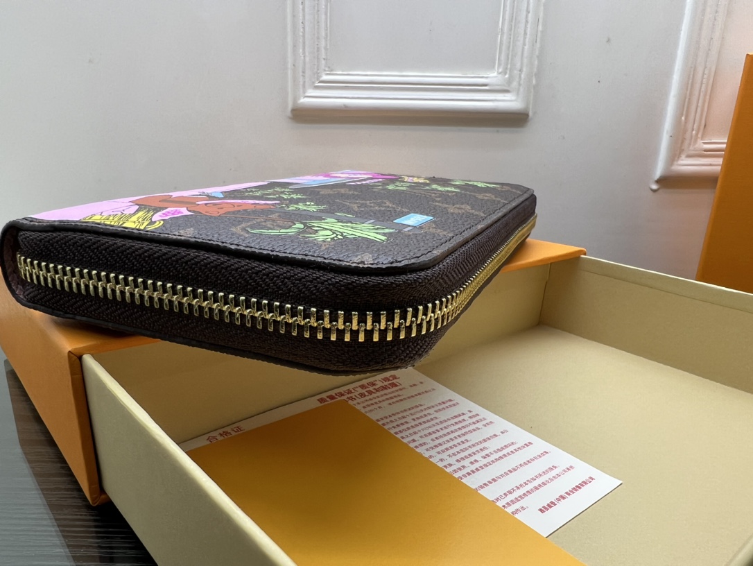 Leather wallet showing bill compartments