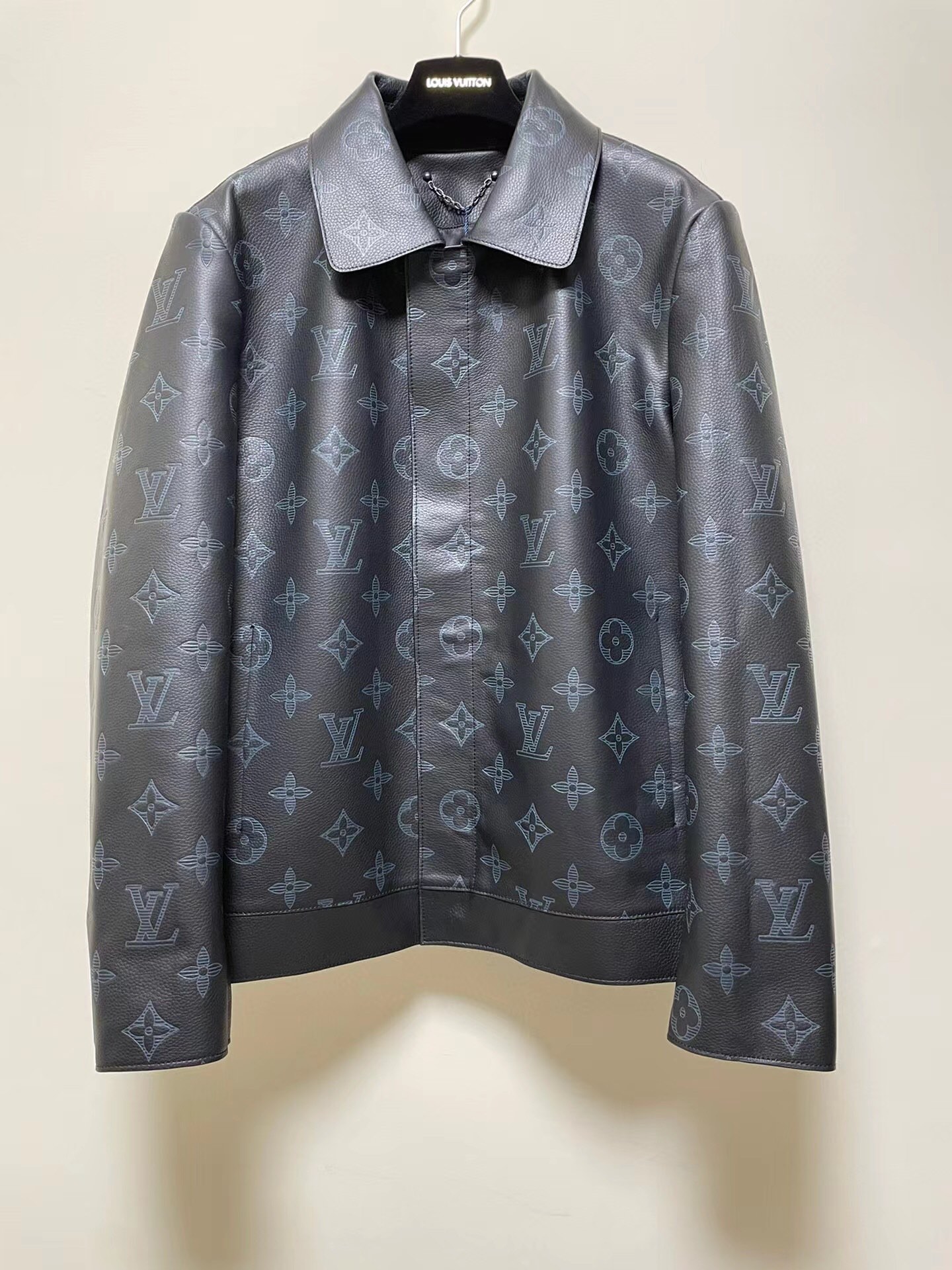 本款牛皮夹克采用压印和印花工艺演绎全幅 Shadow Monogram 图案皮衣