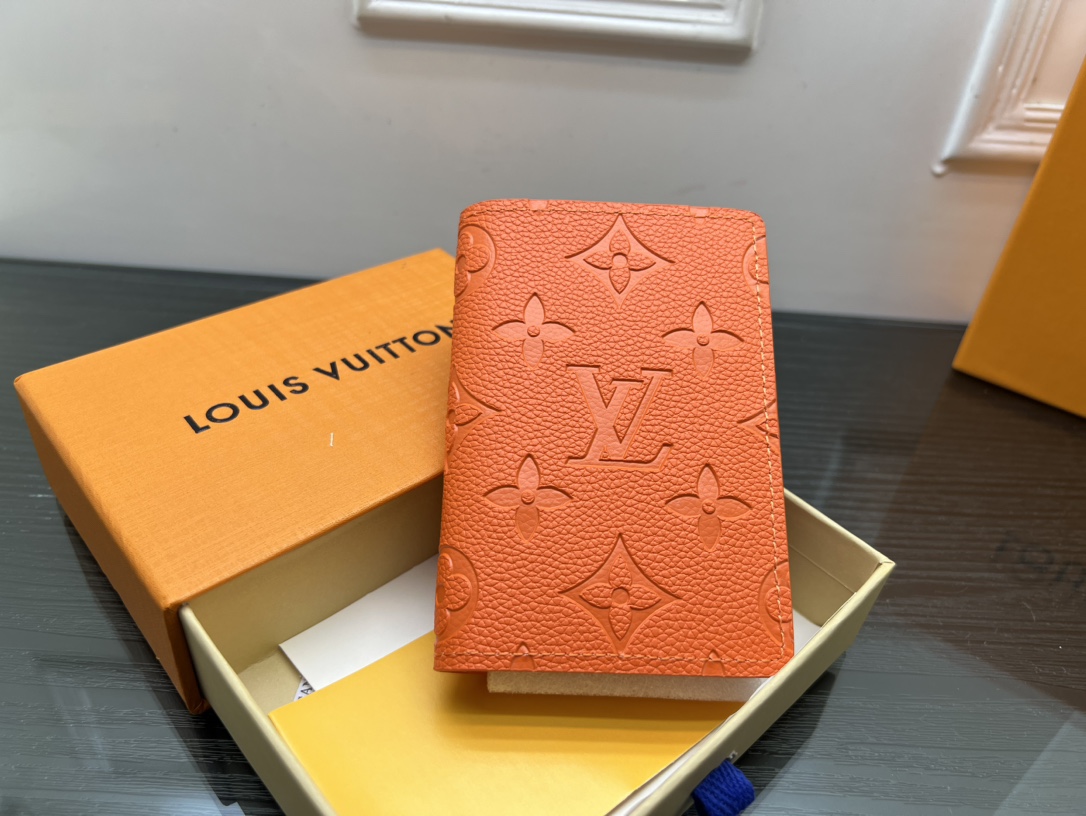 Front view of the leather card case