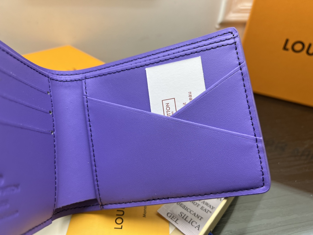Leather bifold wallet - Side profile