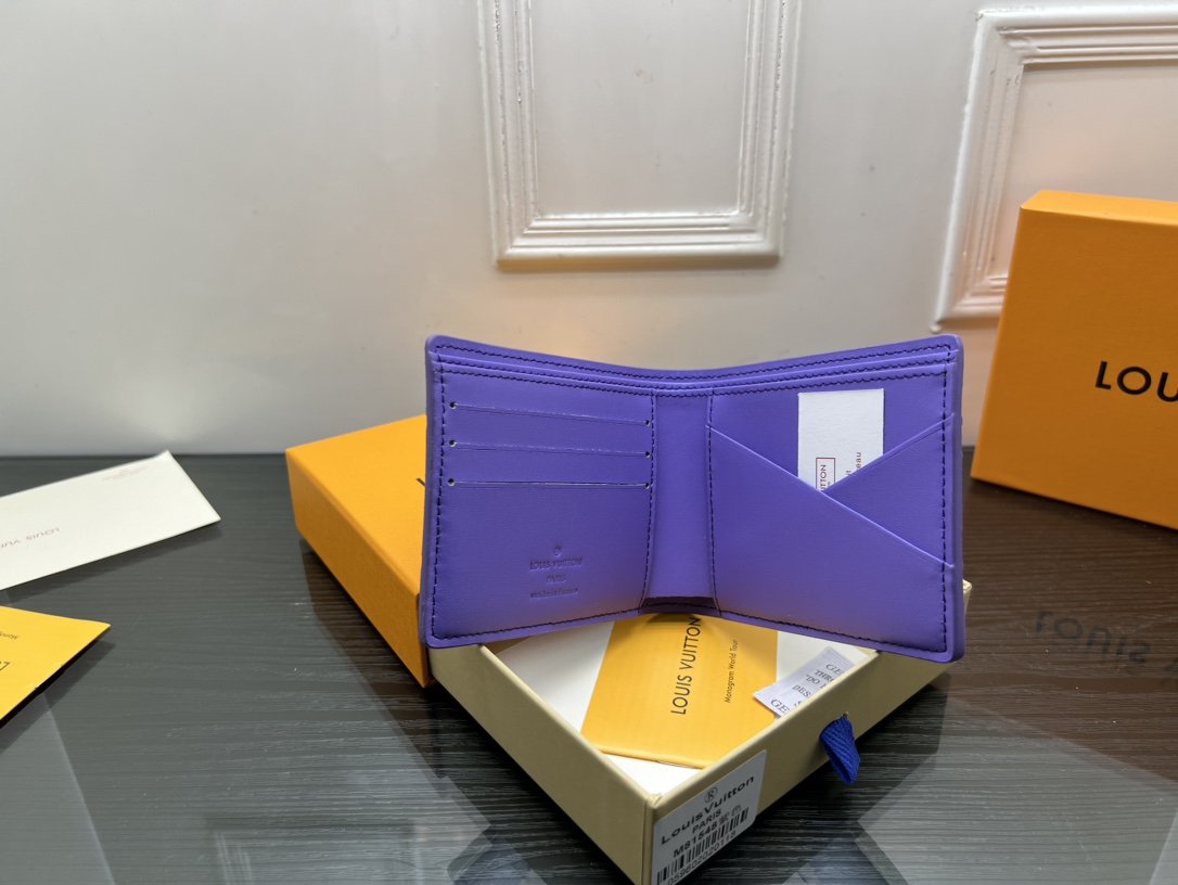 Leather bifold wallet - Close-up of leather texture