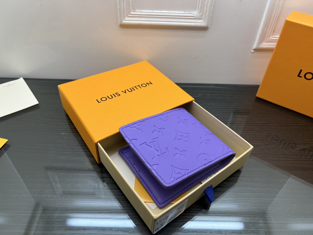 Minimalist leather bifold wallet interior