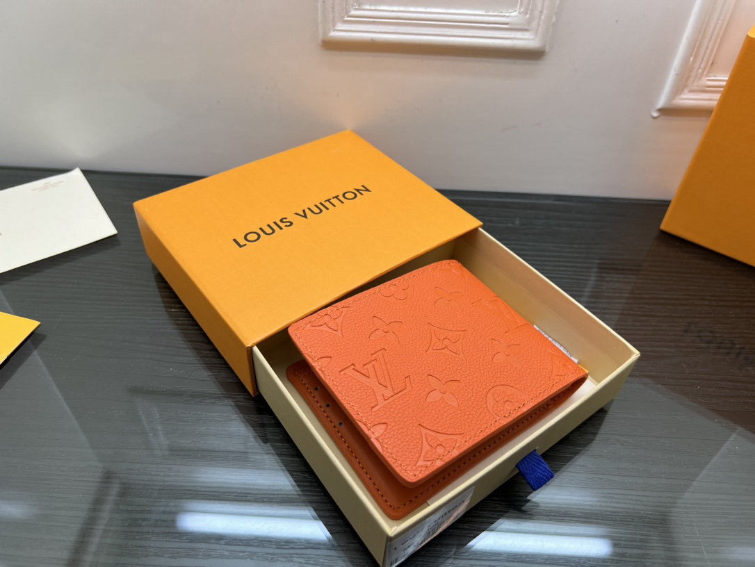 Genuine leather bifold wallet interior