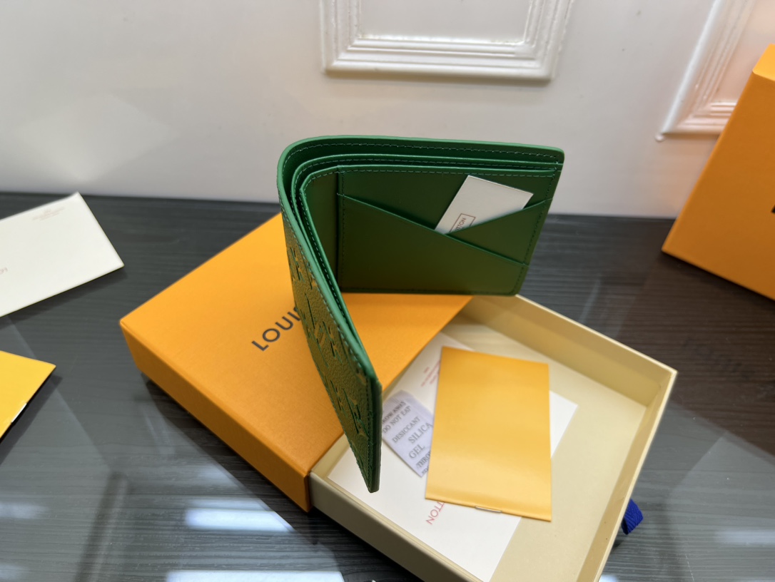 Stitching detail leather wallet