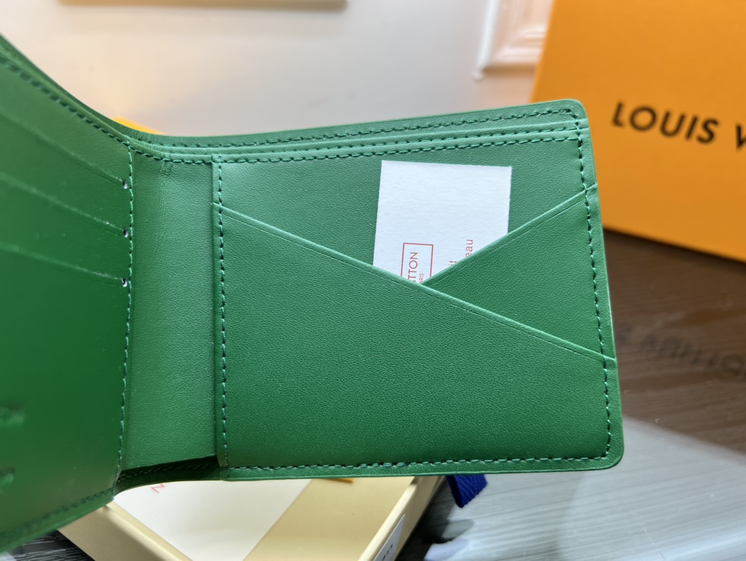 Leather wallet side profile