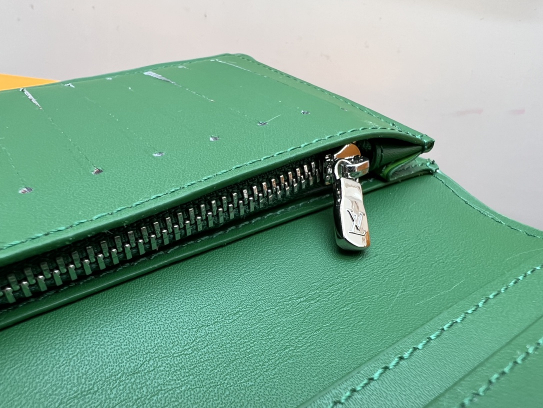 Leather bifold wallet in different colors