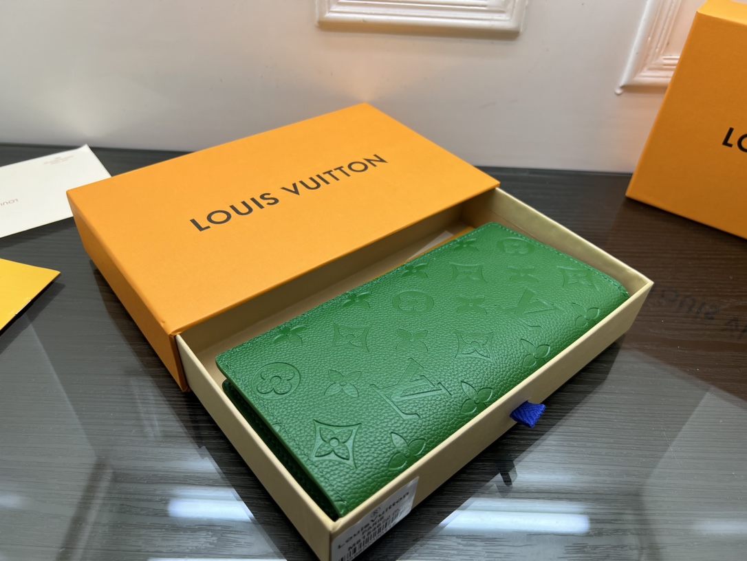 Leather bifold wallet interior