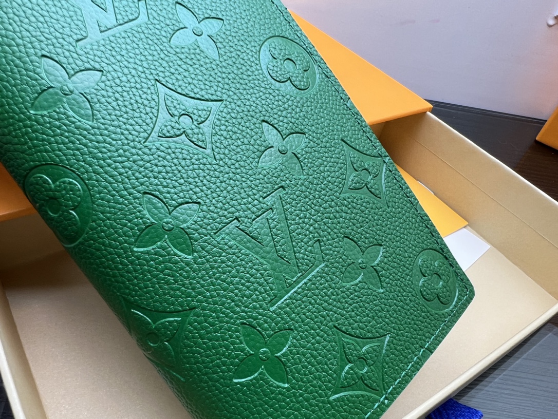 Leather wallet card slots and bill compartment