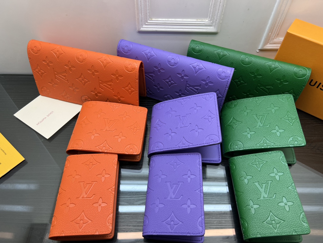 Leather bifold wallet product packaging