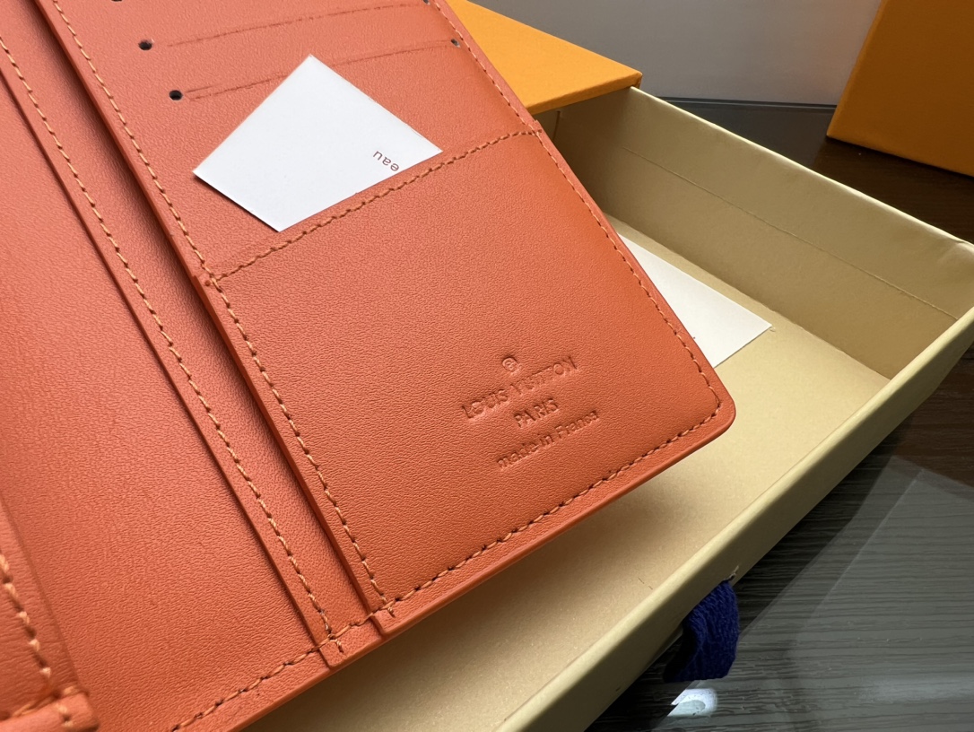 Leather bifold wallet stitching