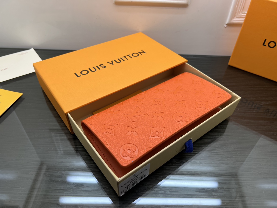 Classic bifold leather wallet front