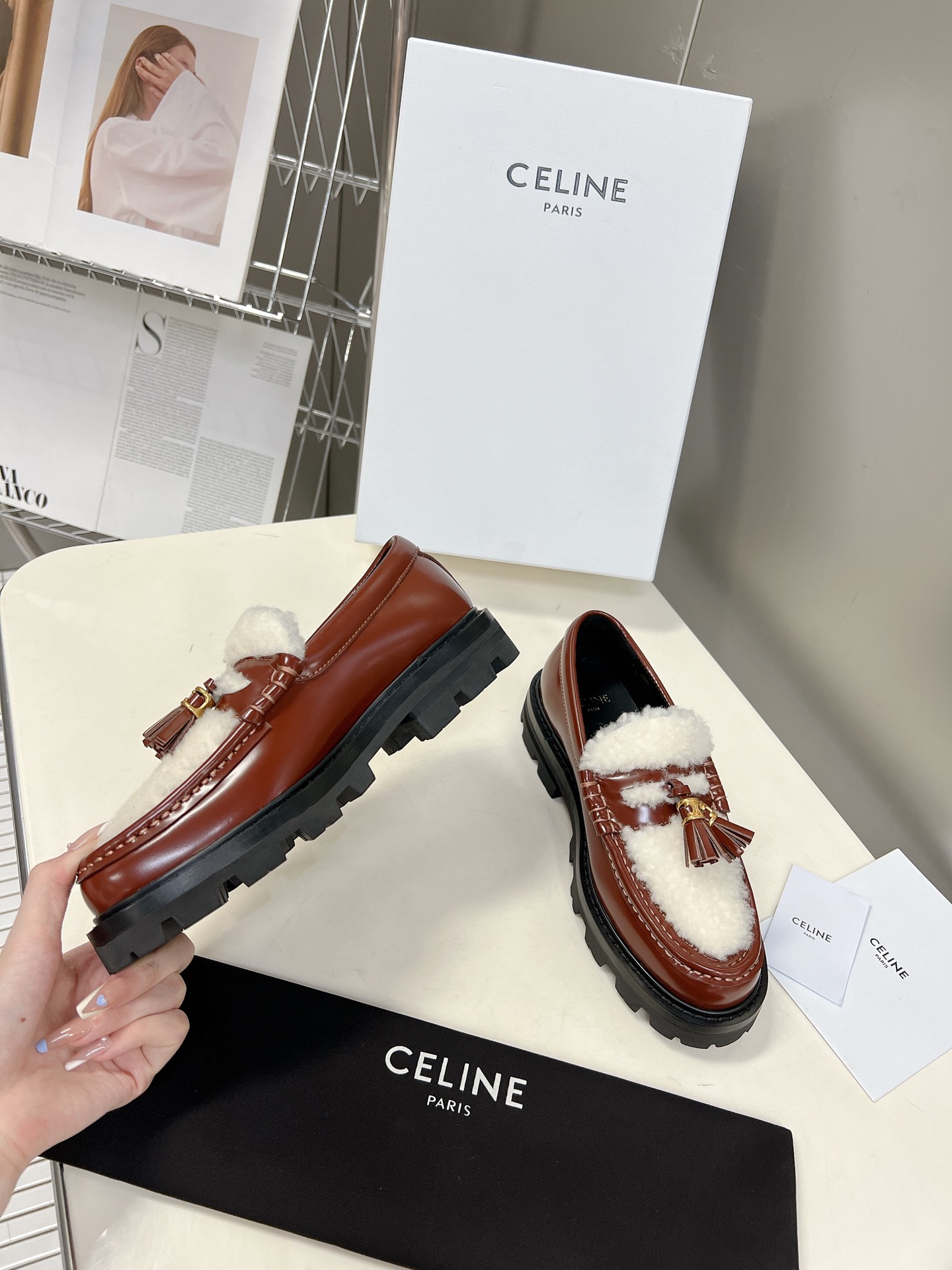 CELINE思琳秋冬走秀款乐福鞋专柜正品购入开发流苏五金扣设计极具品牌辨识度️鞋面进口开边珠牛皮真毛拼接