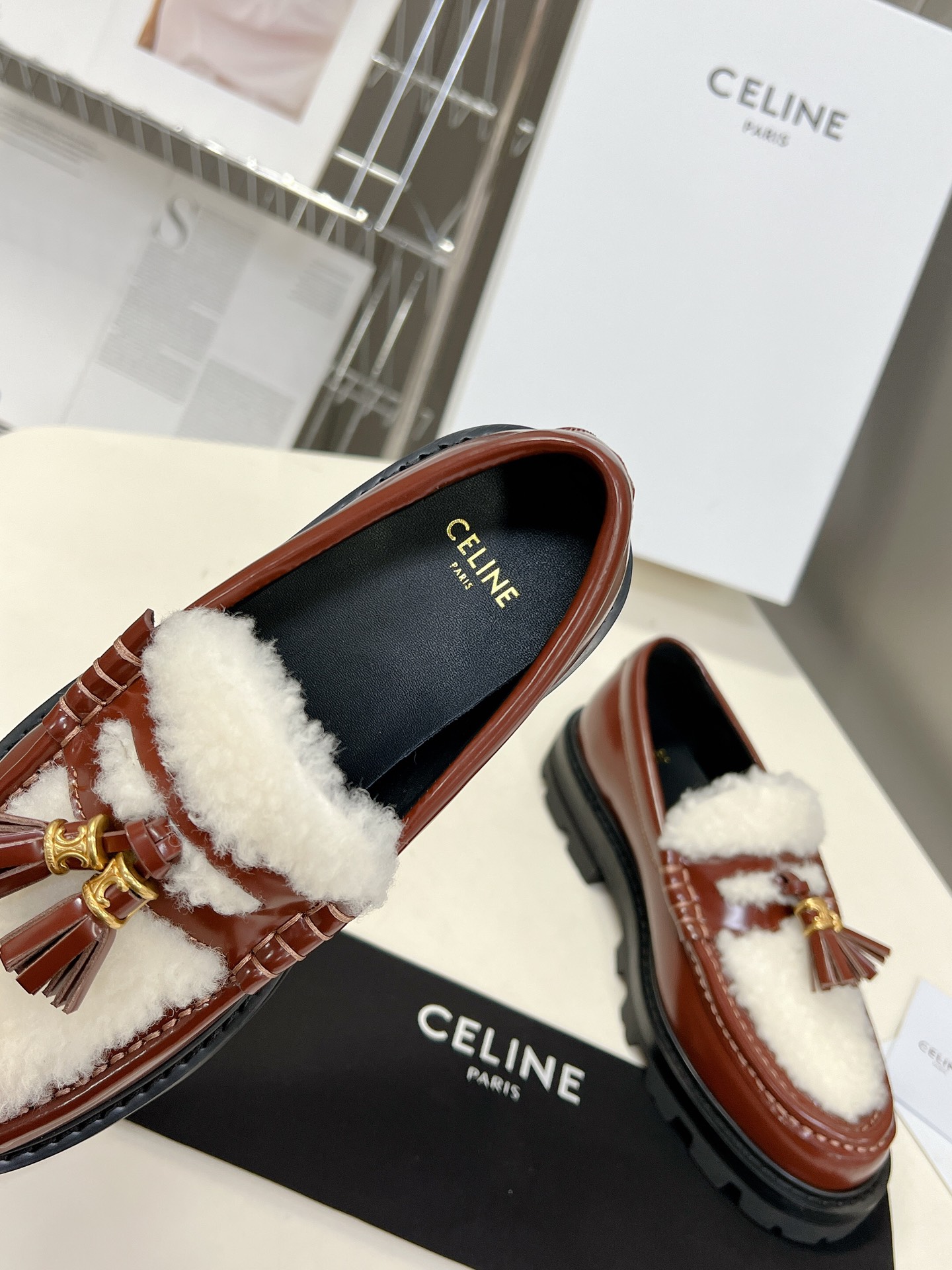 CELINE思琳秋冬走秀款乐福鞋专柜正品购入开发流苏五金扣设计极具品牌辨识度️鞋面进口开边珠牛皮真毛拼接