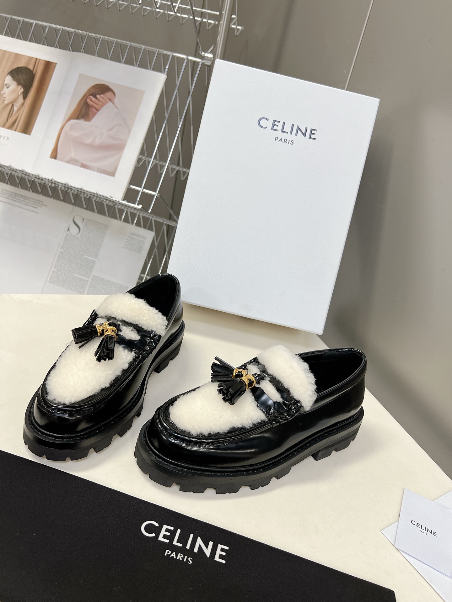 CELINE思琳秋冬走秀款乐福鞋专柜正品购入开发流苏五金扣设计极具品牌辨识度️鞋面进口开边珠牛皮真毛拼接