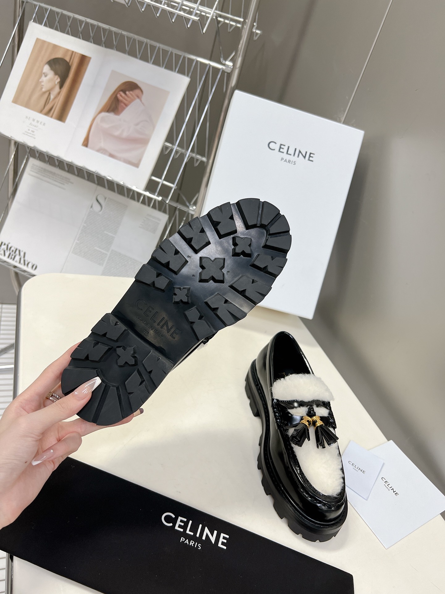 CELINE思琳秋冬走秀款乐福鞋专柜正品购入开发流苏五金扣设计极具品牌辨识度️鞋面进口开边珠牛皮真毛拼接