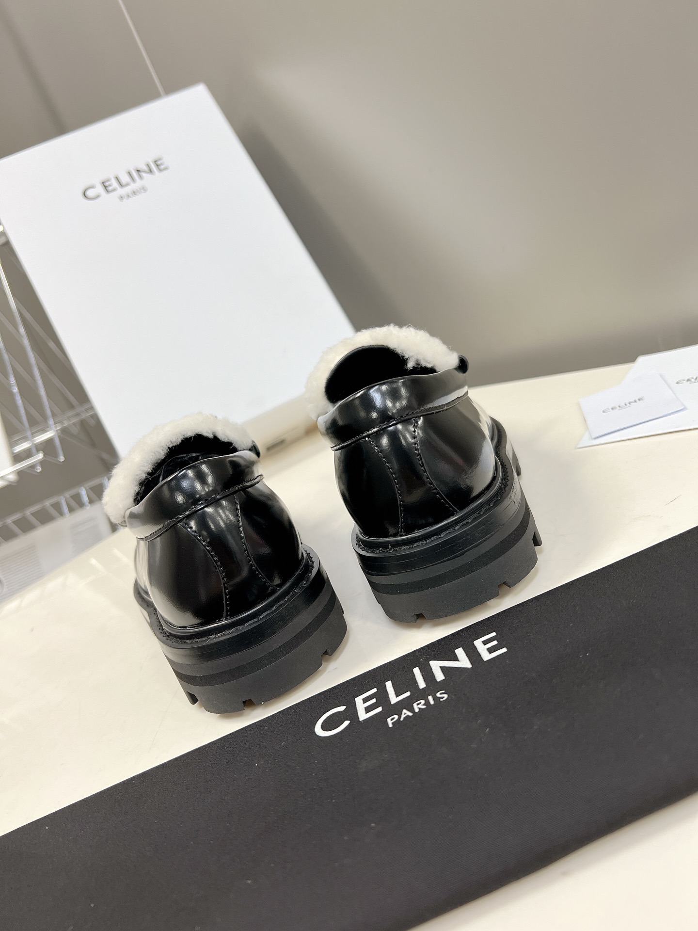 CELINE思琳秋冬走秀款乐福鞋专柜正品购入开发流苏五金扣设计极具品牌辨识度️鞋面进口开边珠牛皮真毛拼接