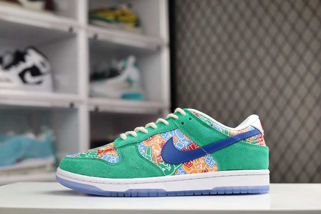 H0 Nike Dunk Low “Foam Finger” 喝彩手套这款鞋的花纹是由许许多多的 Foam Finger 呈现，不同的颜色则是代表的不同球队。这款鞋最有意思的是鞋垫上的 Logo，通过不同的组合，我们可以看到篮球、橄榄球以及棒球的图案，十分精妙