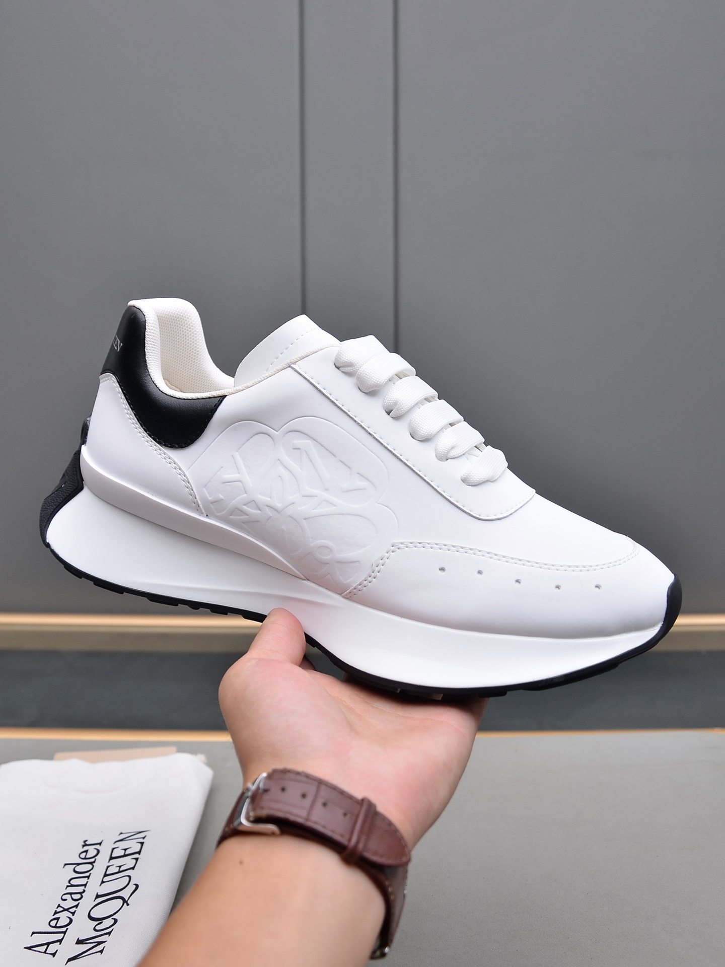 J5 Alexander Mcqueen 麦昆 高品质顶级版Alexander mcqueen   经典明星爆款百搭小白鞋已升级，全新一代新楦型楦型经过一年刻苦打磨，复刻出与正品百分百一致的整体楦型以及头型可到专柜对比原版验证 首家30年高级师傅按原版原味基础以亚洲脚型1：1制做，上脚舒适度调试期间经过十几个不同脚型小姐姐试穿，反复研磨，直至达到所有脚型都穿的舒适才最终敲定楦头模具全系颜色基本都有做，常卖配色均有现货，其他不断更新面料：定制原版丝绸顶级头层牛皮面料 滚涂工艺内里：进口皮胚加工制作的牛皮内里、混种羊皮内里垫脚：同原版一样开模的进口高弹性的PU发泡回力+牛皮一体注塑而成，非刷胶粘合大底：原版独家开模，耐发黄工艺请注意新版新标的大底，长度、围度，跟旧版本的都是不一样的，大家要区分好，包括头型也都是不一样的哦女码 码数35-40 男码