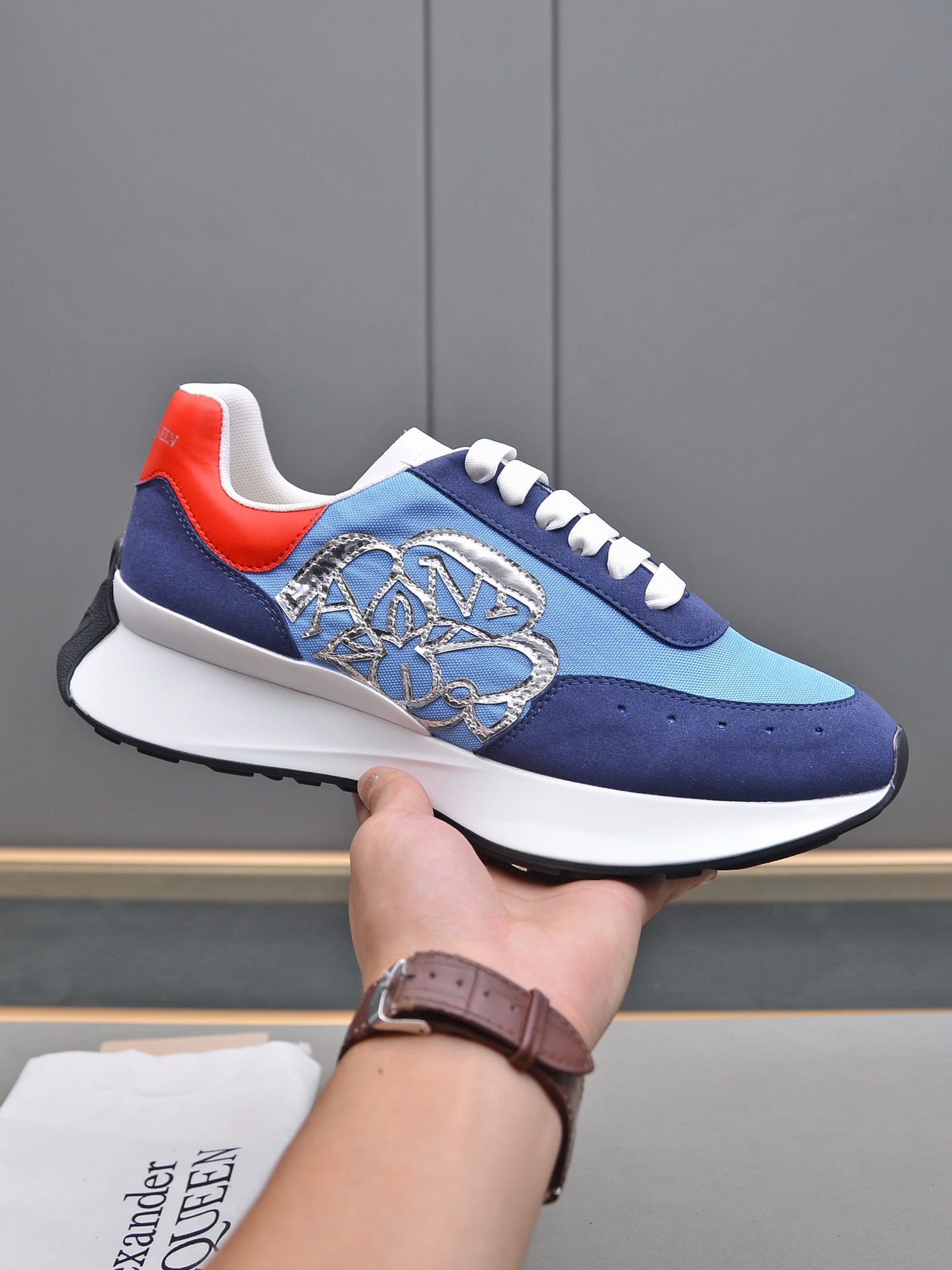 J5 Alexander Mcqueen 麦昆 高品质顶级版Alexander mcqueen   经典明星爆款百搭小白鞋已升级，全新一代新楦型楦型经过一年刻苦打磨，复刻出与正品百分百一致的整体楦型以及头型可到专柜对比原版验证 首家30年高级师傅按原版原味基础以亚洲脚型1：1制做，上脚舒适度调试期间经过十几个不同脚型小姐姐试穿，反复研磨，直至达到所有脚型都穿的舒适才最终敲定楦头模具全系颜色基本都有做，常卖配色均有现货，其他不断更新面料：定制原版丝绸顶级头层牛皮面料 滚涂工艺内里：进口皮胚加工制作的牛皮内里、混种羊皮内里垫脚：同原版一样开模的进口高弹性的PU发泡回力+牛皮一体注塑而成，非刷胶粘合大底：原版独家开模，耐发黄工艺请注意新版新标的大底，长度、围度，跟旧版本的都是不一样的，大家要区分好，包括头型也都是不一样的哦女码 码数35-40 男码