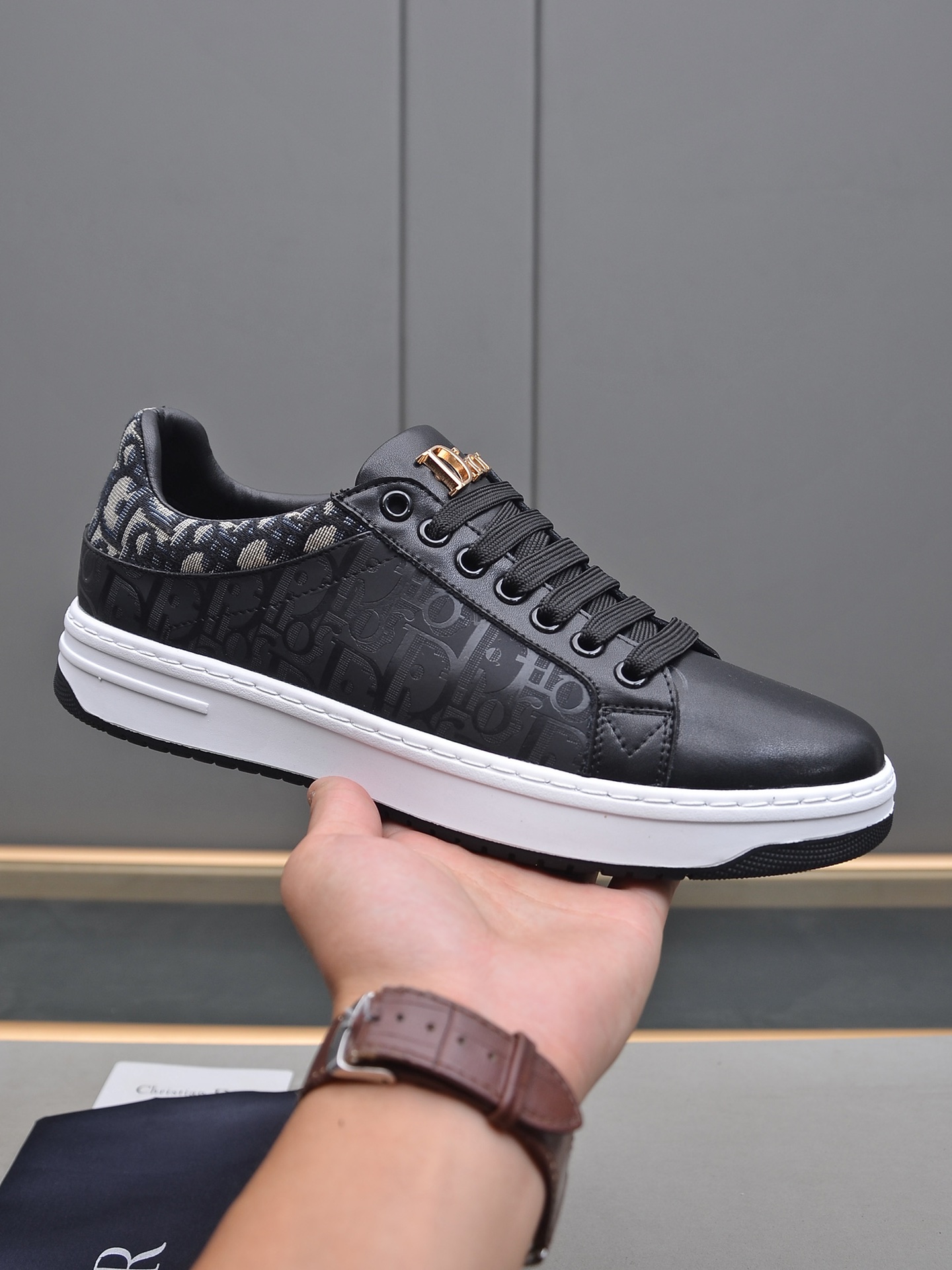 I0 Dior 迪奥进口头层牛皮压花内里进口羊皮内里 防滑耐磨大底。每一位男士的身份衬托，上脚大气稳重不管风吹雨打鞋楦不变，经得起时间的验证。———