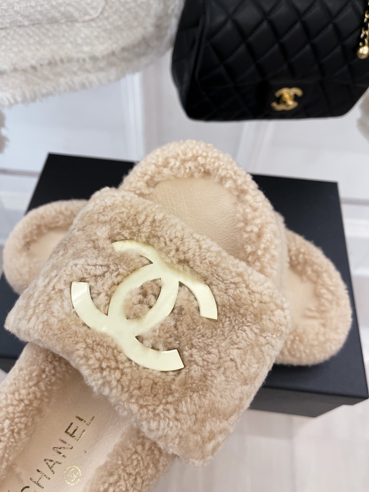 CHANE*小香/秋冬新品双C羊毛拖鞋单品拖鞋是今年的流行趋势它不仅柔软舒适而且样式时髦简洁精美风格的小