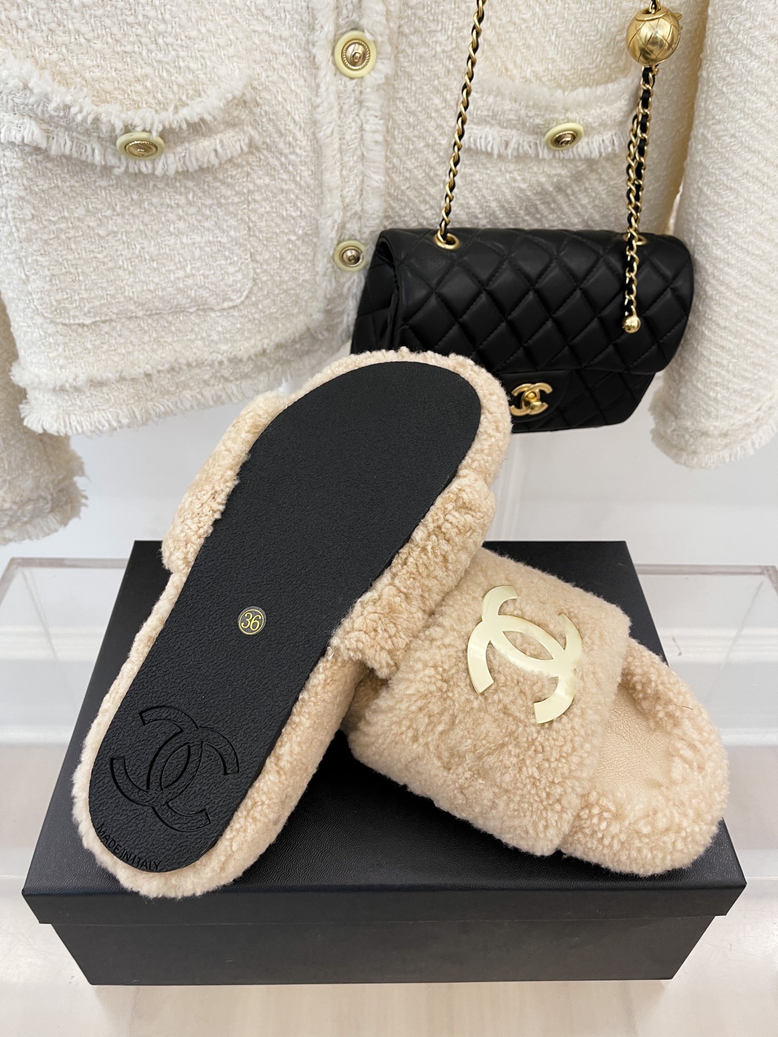 CHANE*小香/秋冬新品双C羊毛拖鞋单品拖鞋是今年的流行趋势它不仅柔软舒适而且样式时髦简洁精美风格的小
