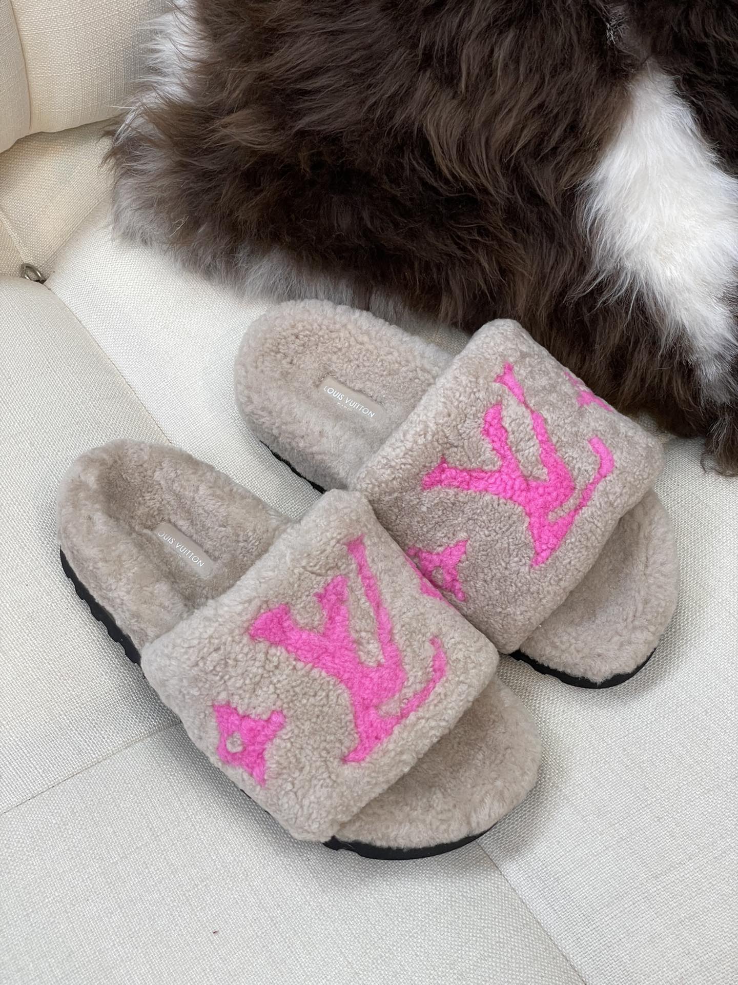 NO:563361,Top quality louis vuitto...n classic wool slippers. Made of lambswool, it feels like stepping on clouds. Wool jacquard logo, simple and elegant, with a high matching index. Foam sole material, light and thick!  Top quality 35-41, furry shoes and slippers, louis vuitton, slippers19860909顶级品质 louis vuitto…n 经典羊毛拖鞋 羔羊毛材质,踩云朵的感觉 羊毛提花logo,简约大气,搭配指数极高 鞋底发泡材质,轻盈且有一定厚度！ 顶级精品35-41,毛毛鞋拖鞋,louis vuitton,slippers,Women's Shoes