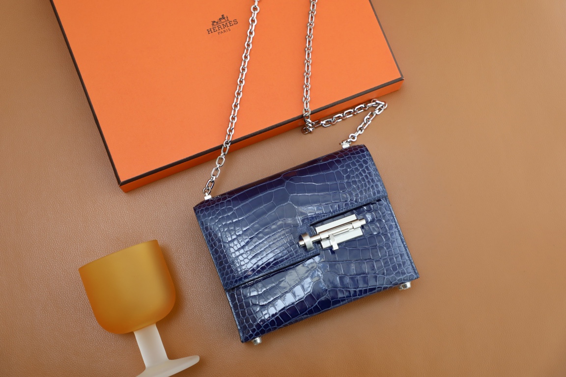 NO:700076,American crocodile, sapphire blue, silver buckle, full hand details, customized real shot, reservation; Hermes,hermes,Hermes,19860909美洲鳄 宝石蓝 银扣 全手细节 客定实拍 预定;,爱马仕,hermes,Hermes,,Bag