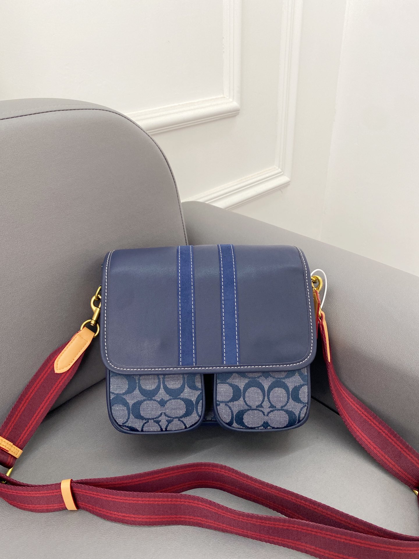 K0  Coach 蔻驰   FW 20 CHAMBRAY VARSITY 牛仔布单肩包 男士邮差包 采用优质原厂材质 顶级做工 电镀五金 高端货 小票 规格:24.27.10 折叠礼盒