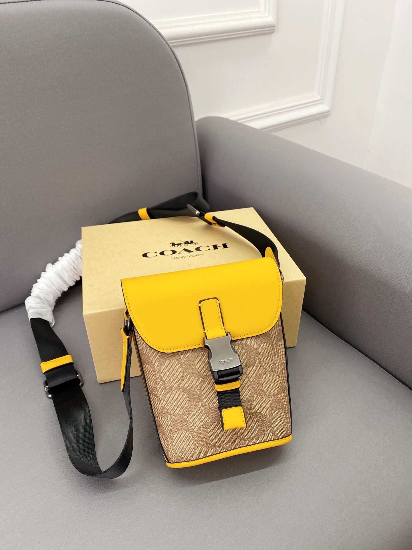 J5  Coach 蔻驰   Track薯条包 斜挎手机包 单肩包 经典Logo搭配原厂工艺材质 休闲百搭 采用精湛镶嵌细工，实物拍摄 原厂原版面料 配送小票 防尘袋 折叠礼盒 13 x 18 cm。