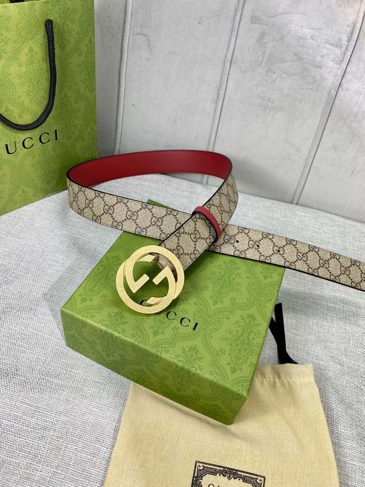 宽度4.0cm gucci 双面腰带，一侧为GG SuPreme帆布，反面一侧为枣红色头层小牛皮。配以