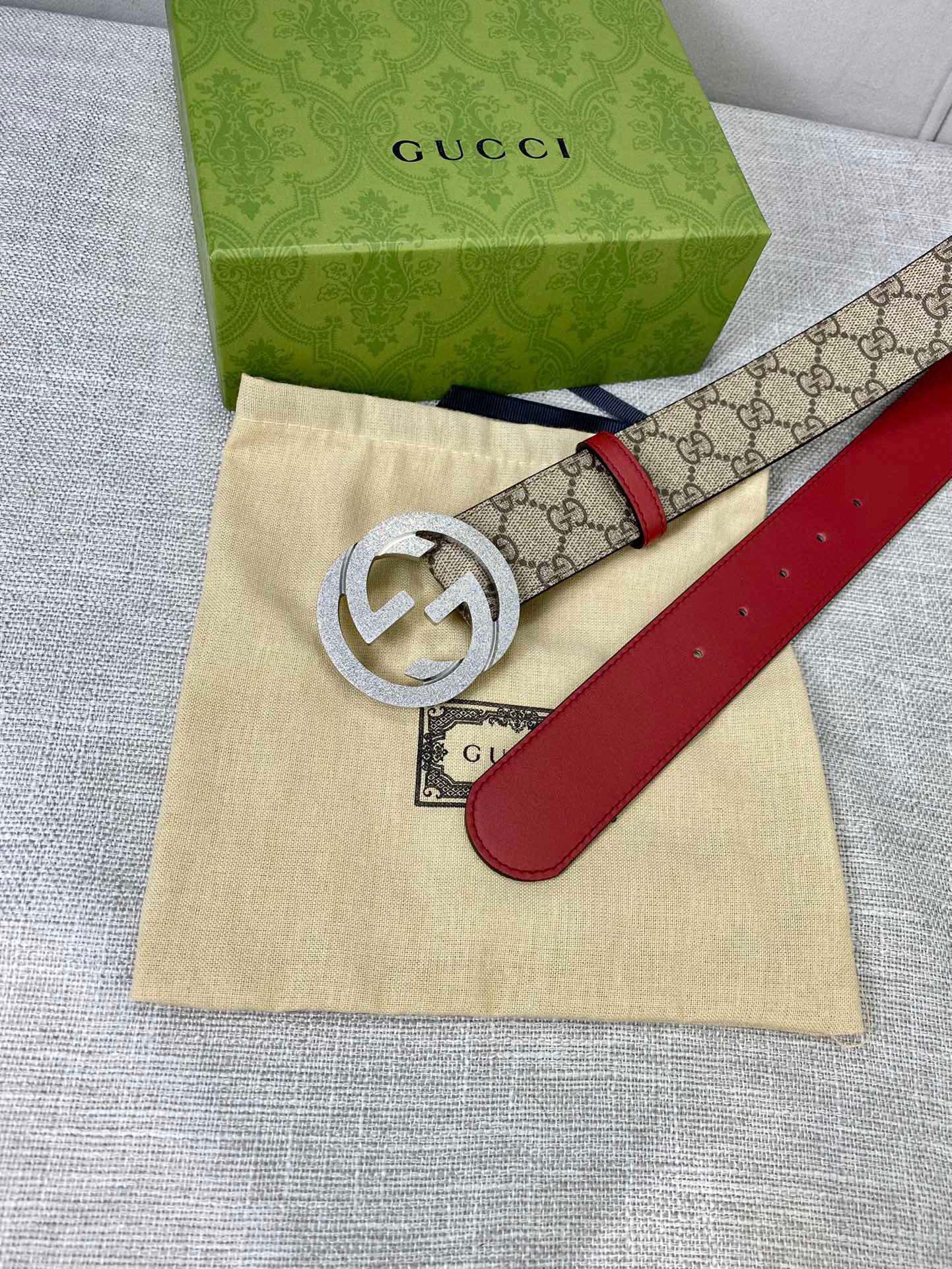  宽度4.0cm gucci 双面腰带，一侧为GG SuPreme帆布，反面一侧为枣红色头层小牛皮。配以