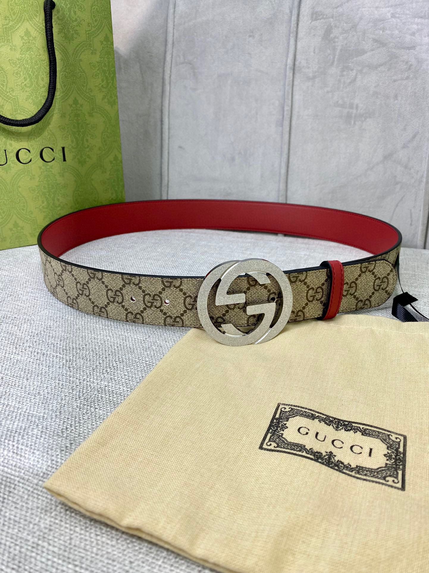  宽度4.0cm gucci 双面腰带，一侧为GG SuPreme帆布，反面一侧为枣红色头层小牛皮。配以