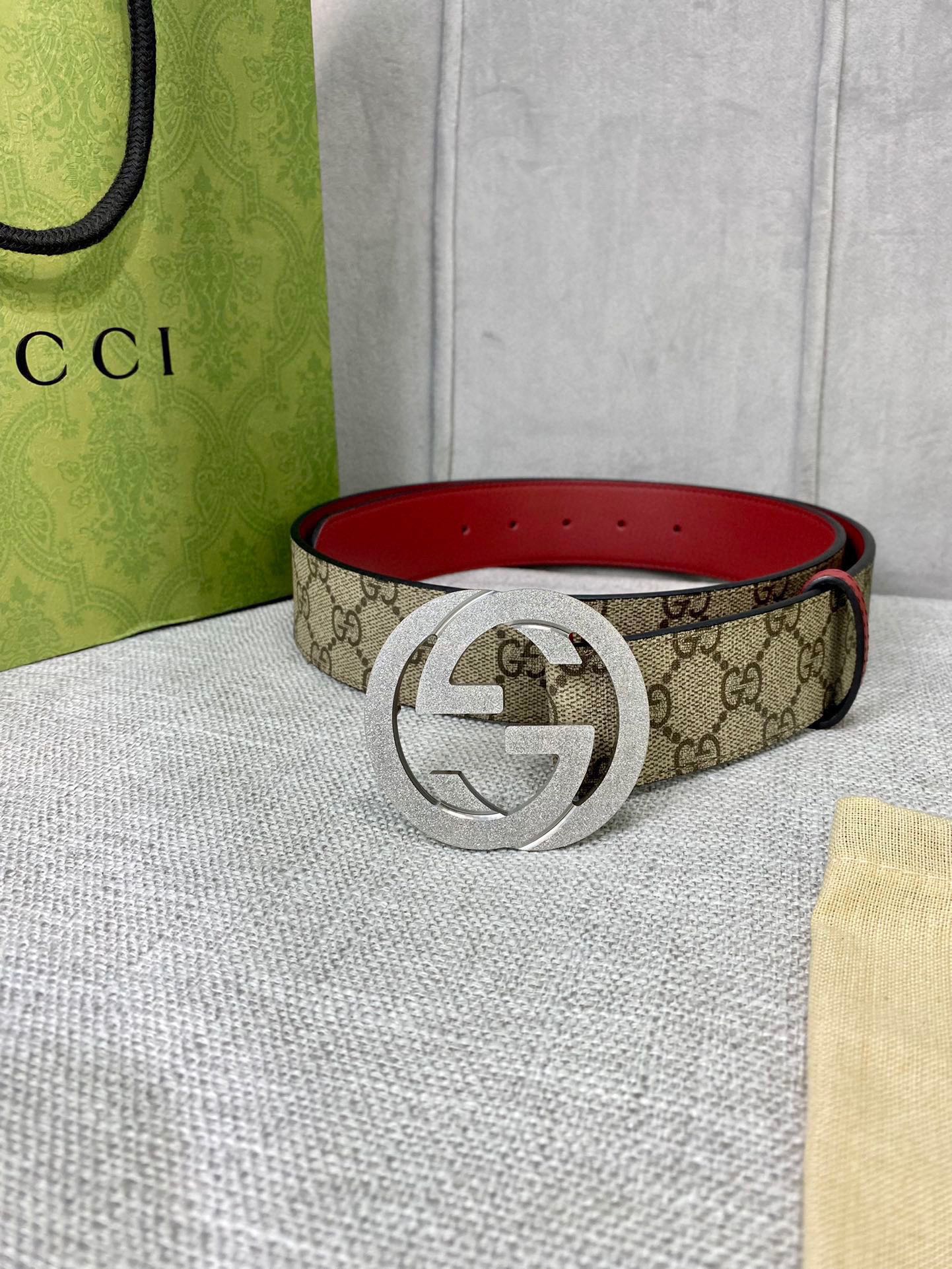  宽度4.0cm gucci 双面腰带，一侧为GG SuPreme帆布，反面一侧为枣红色头层小牛皮。配以
