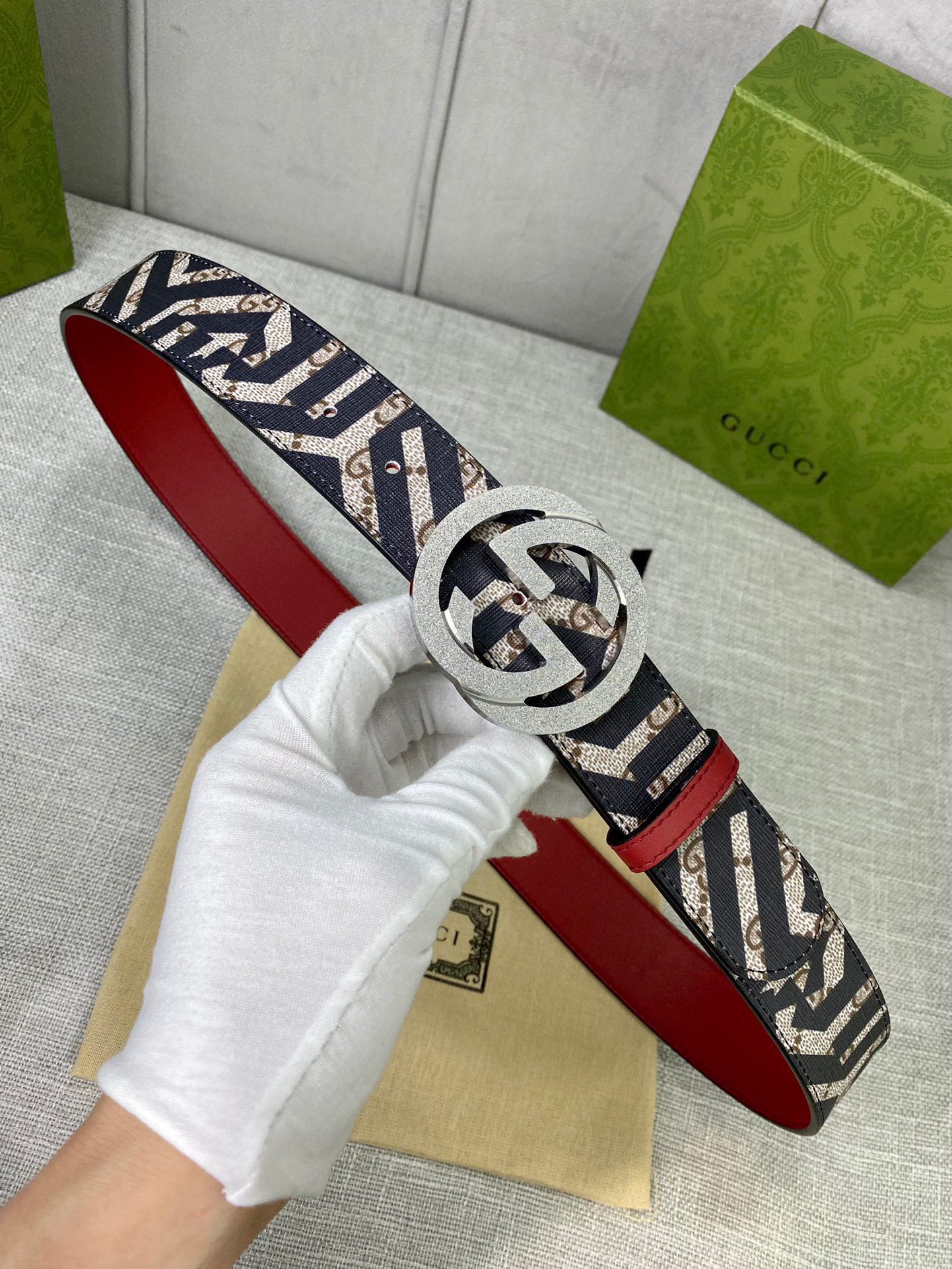  宽度4.0cm gucci 双面腰带，一侧为GG SuPreme帆布，反面一侧为枣红色头层小牛皮。配以