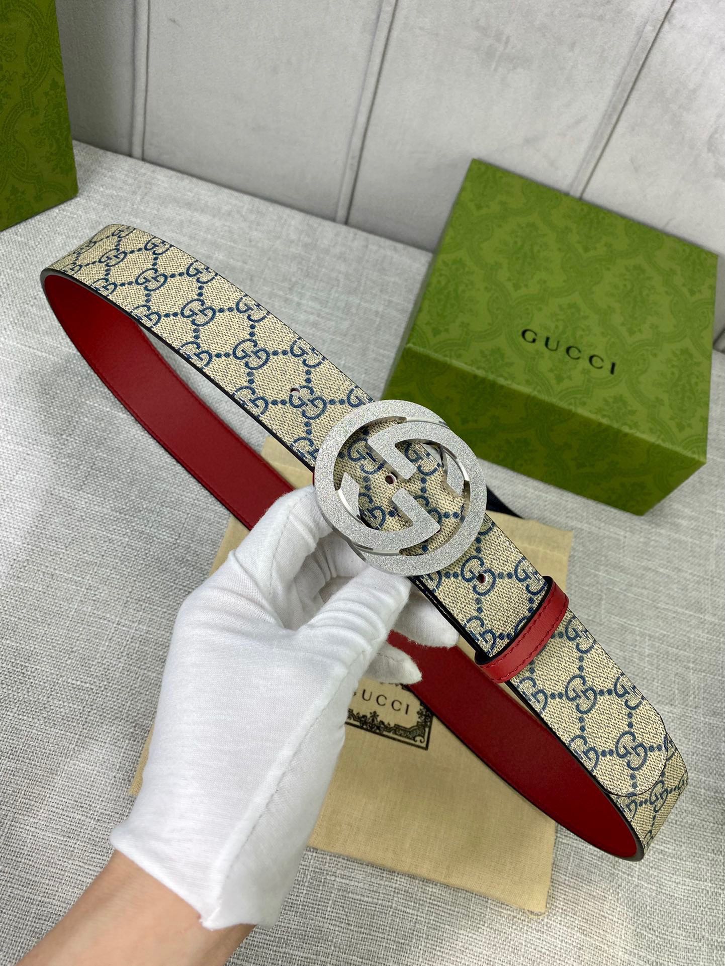  宽度4.0cm gucci 双面腰带，一侧为GG SuPreme帆布，反面一侧为枣红色头层小牛皮。配以