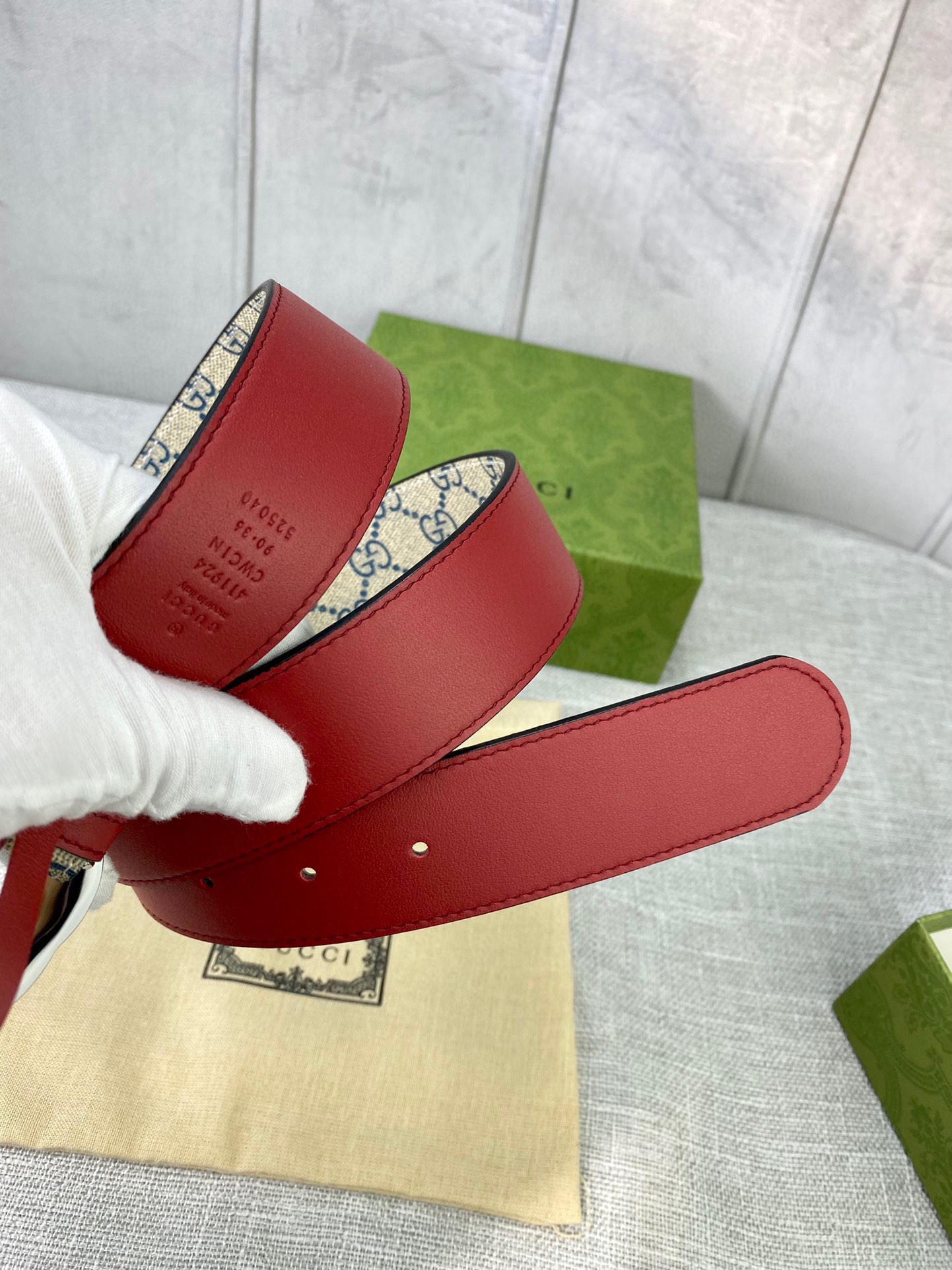 宽度4.0cm gucci 双面腰带，一侧为GG SuPreme帆布，反面一侧为枣红色头层小牛皮。配以