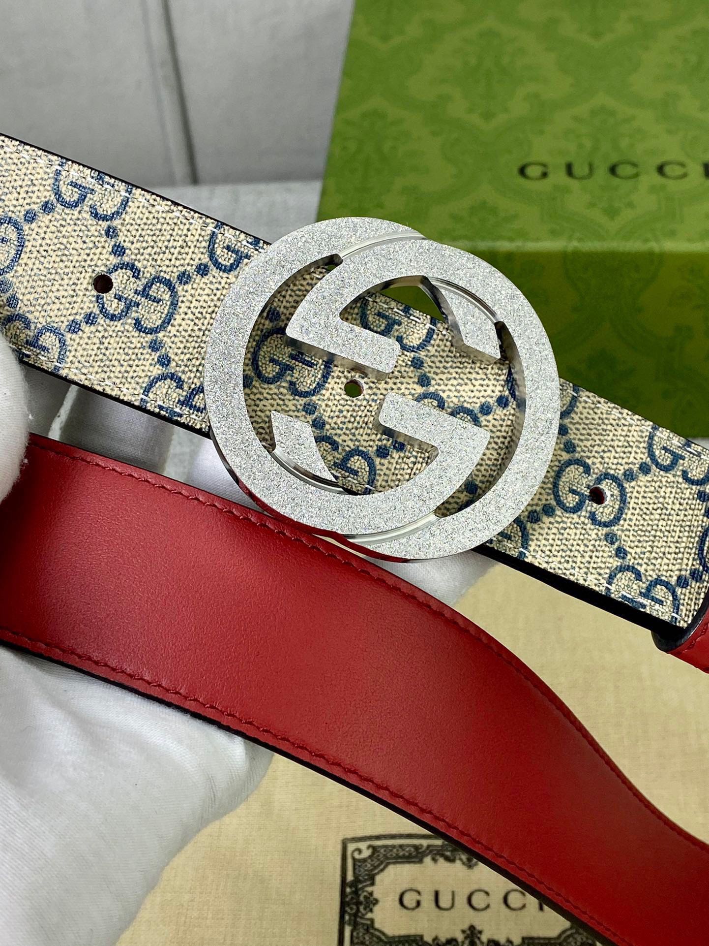  宽度4.0cm gucci 双面腰带，一侧为GG SuPreme帆布，反面一侧为枣红色头层小牛皮。配以