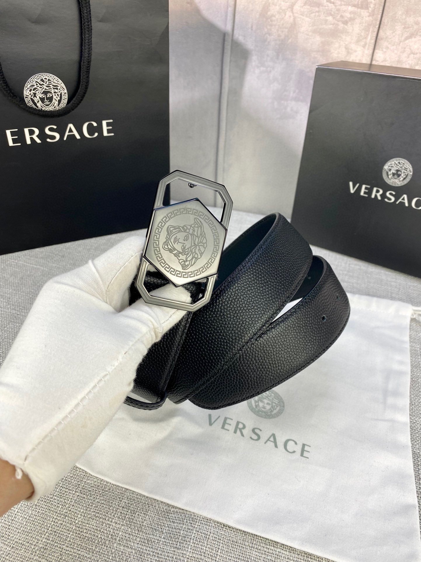 宽度4.0cmVERSACE范思哲此款腰带饰有标志性的Versace美杜莎头像带扣彰显品牌格调是一款精美