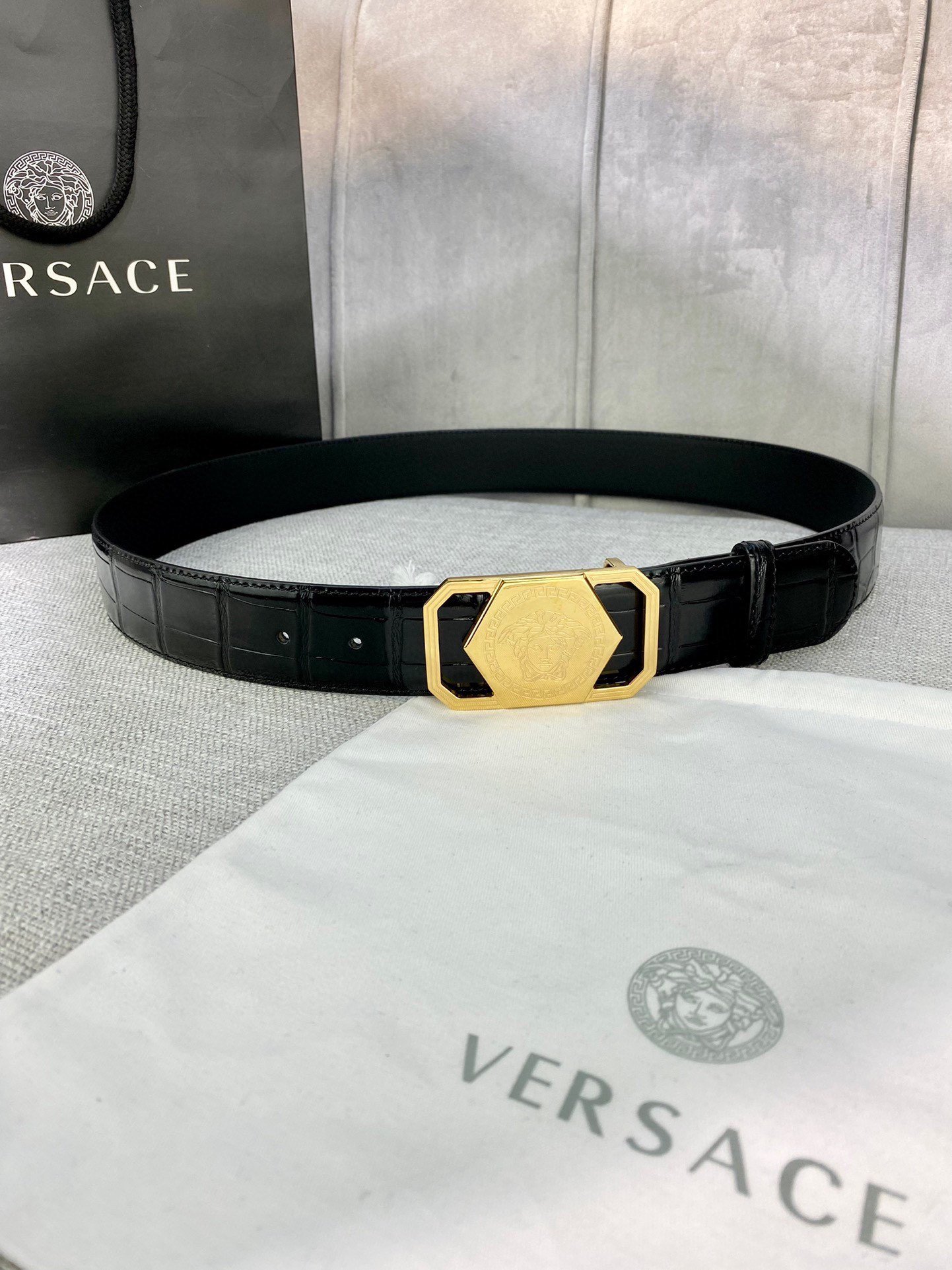 宽度4.0cmVERSACE范思哲此款腰带饰有标志性的Versace美杜莎头像带扣彰显品牌格调是一款精美