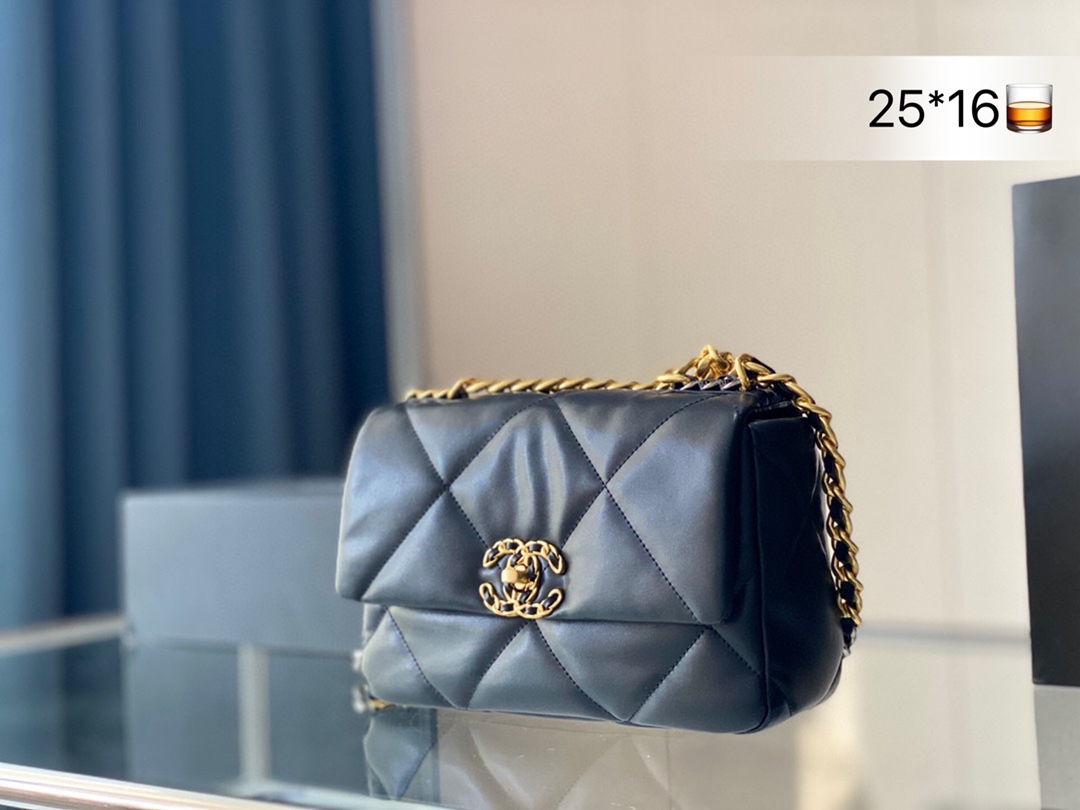 J5 折叠礼盒 “香奈儿.  19系列” 系列包包可以说是Chanel两个时代的见证，由老佛爷与现任创意总监Virginie Viard共同设计，也是老佛爷生前所参与到的最后设计。管重点来说一下香奈儿Chanel 19手袋中沿样式手感 整只包看起来更有蓬松感,抓在手里软软 的设亮点设计:1双C扣是从未有过的金属皮穿链设计，像-枚高级的徽章别在包上，增强了辨识度的同时，复古感十足~2链条设计采用一长-短两条肩带，短链条延续了Boy的粗链条设计，长链条则是三色金属拼接皮穿链，很有看点 25*16