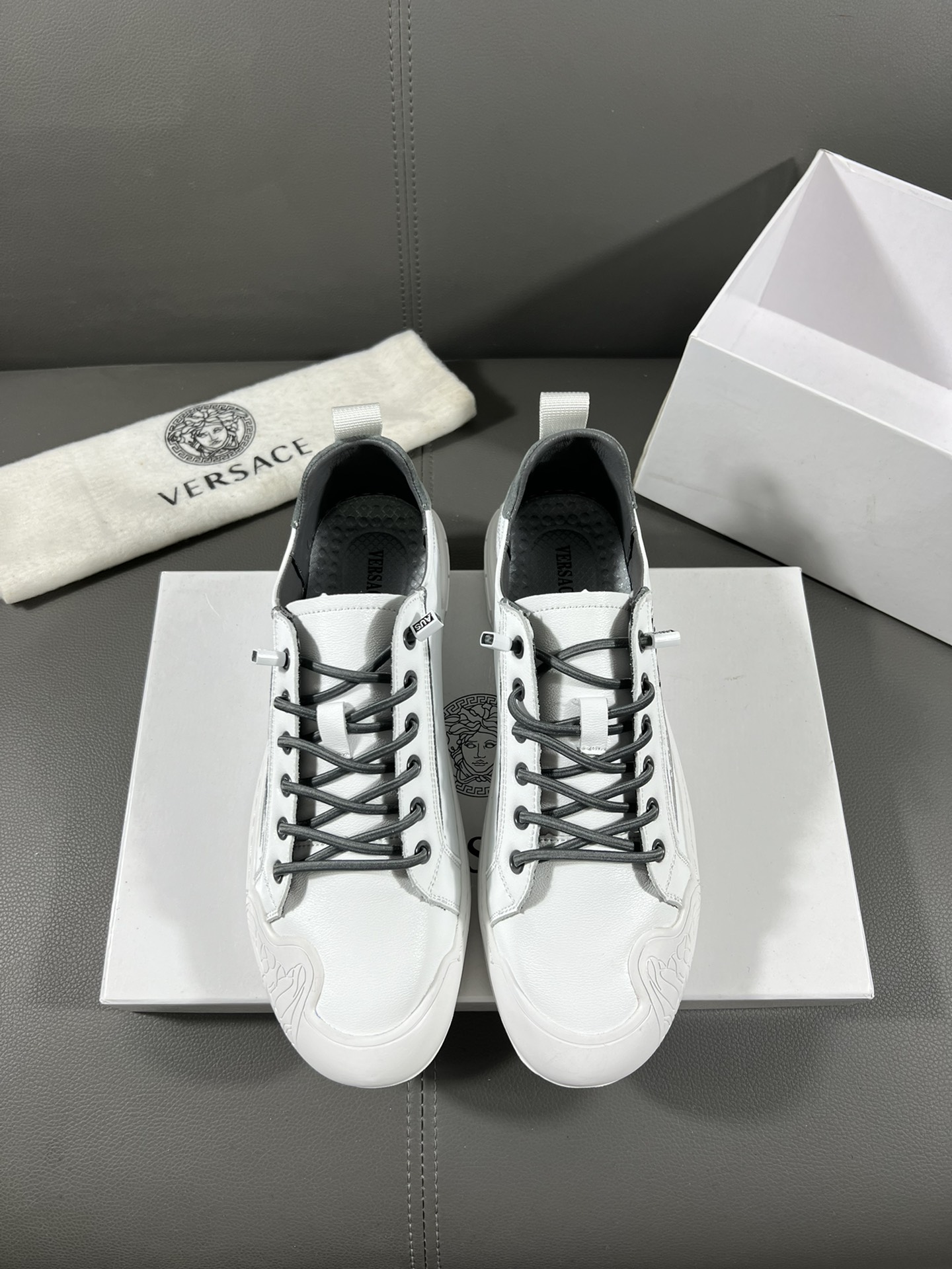 I5 Versace 范思哲官网最休闲时尚男鞋，爆款版型简洁大气，潮男专属.独有的官网最新品牌元素元素古奇原版装饰，时尚又大方，面料原版牛皮透气内里，官网指定耐磨休闲大底，专柜经典款实物拍摄38-44，