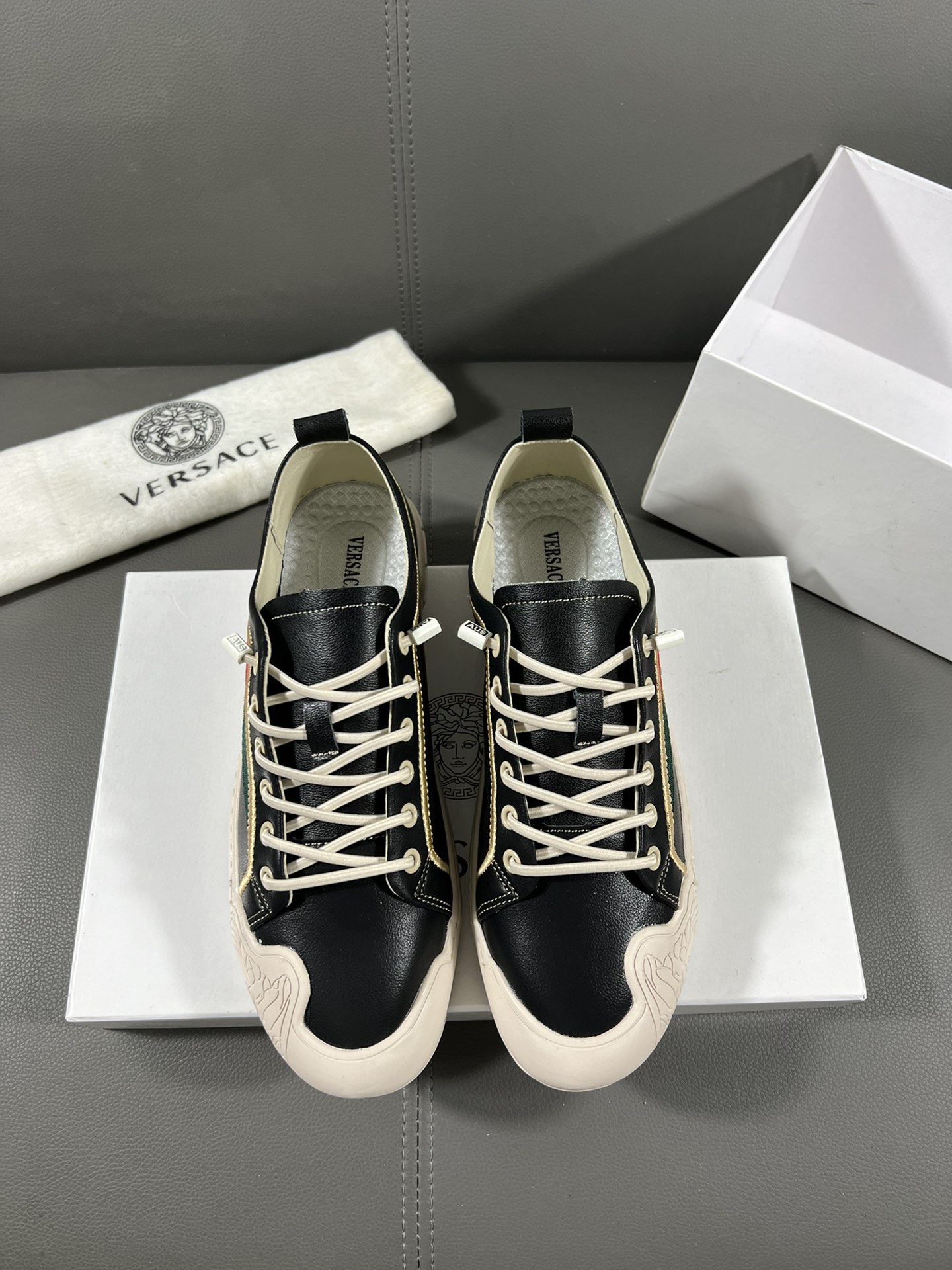 I5 Versace 范思哲官网最休闲时尚男鞋，爆款版型简洁大气，潮男专属.独有的官网最新品牌元素元素古奇原版装饰，时尚又大方，面料原版牛皮透气内里，官网指定耐磨休闲大底，专柜经典款实物拍摄38-44，