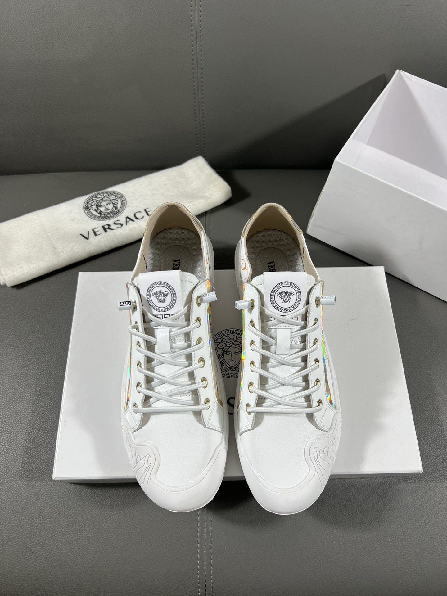 I5 Versace 范思哲官网最休闲时尚男鞋，爆款版型简洁大气，潮男专属.独有的官网最新品牌元素元素古奇原版装饰，时尚又大方，面料原版牛皮透气内里，官网指定耐磨休闲大底，专柜经典款实物拍摄38-44，