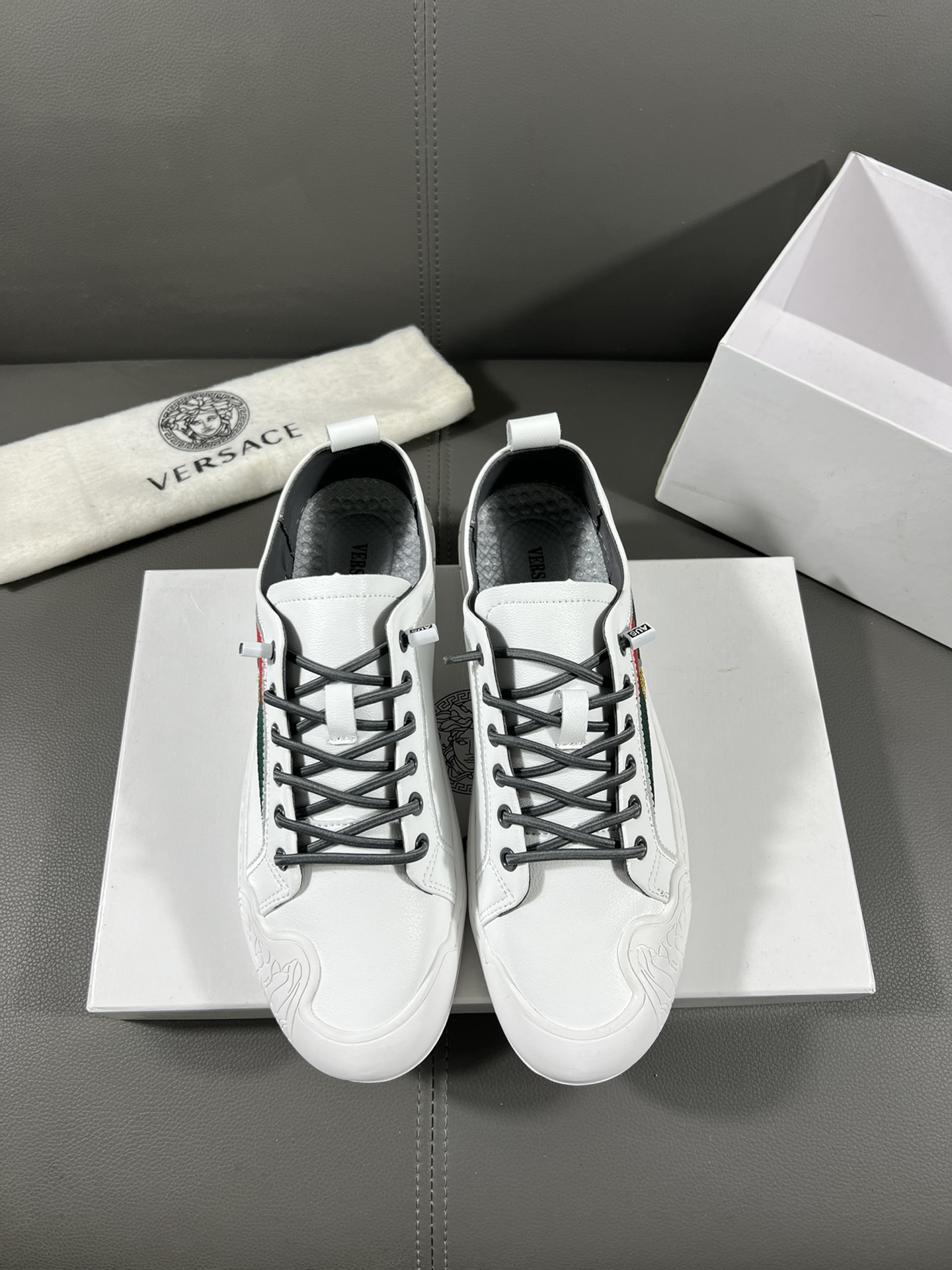 I5 Versace 范思哲官网最休闲时尚男鞋，爆款版型简洁大气，潮男专属.独有的官网最新品牌元素元素古奇原版装饰，时尚又大方，面料原版牛皮透气内里，官网指定耐磨休闲大底，专柜经典款实物拍摄38-44，