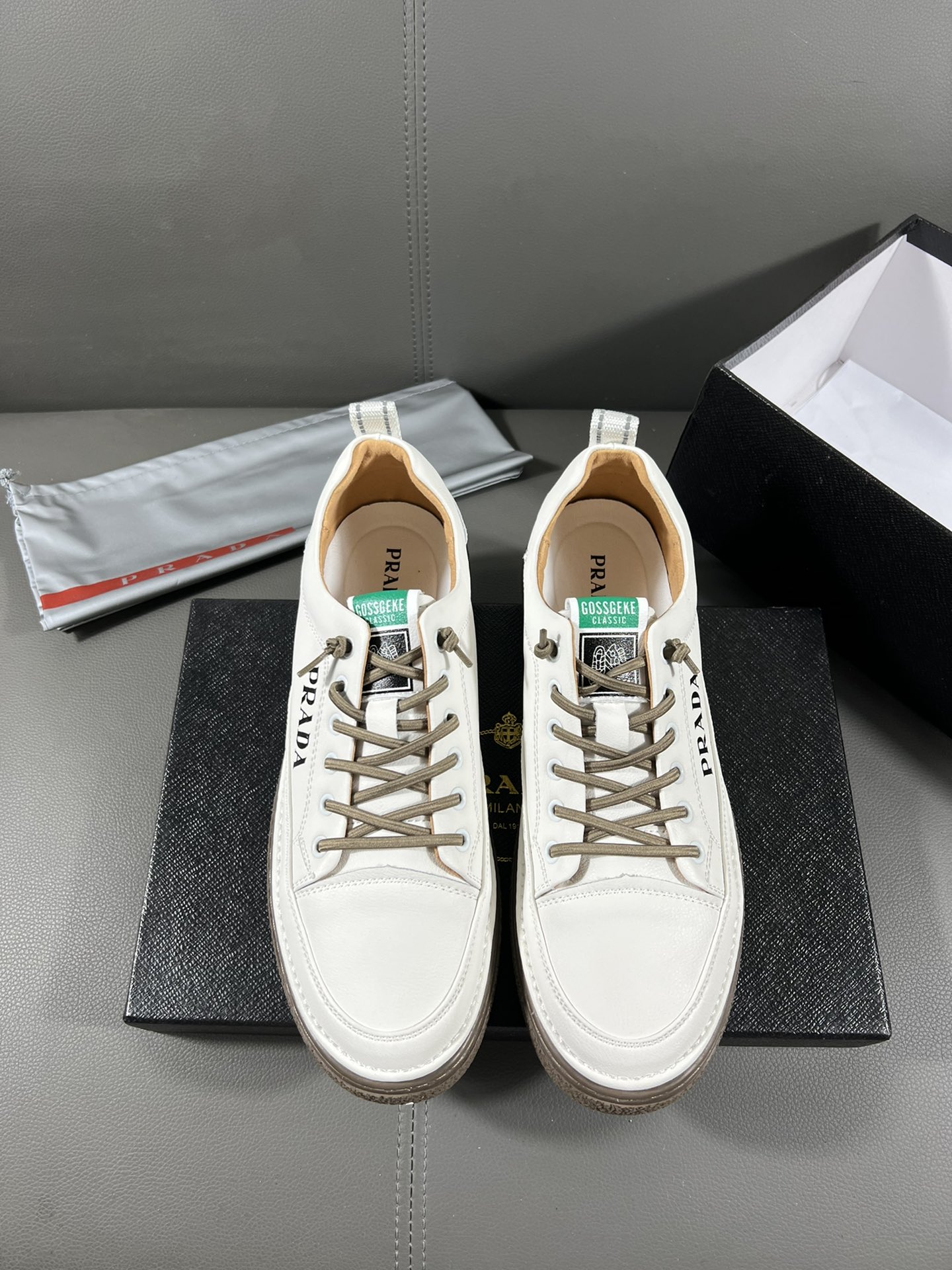 I5 普拉达官网最休闲时尚男鞋，爆款版型简洁大气，潮男专属.独有的官网最新品牌元素元素古奇原版装饰，时尚又大方，面料原版牛皮透气内里，官网指定耐磨休闲大底，专柜经典款实物拍摄38-44，