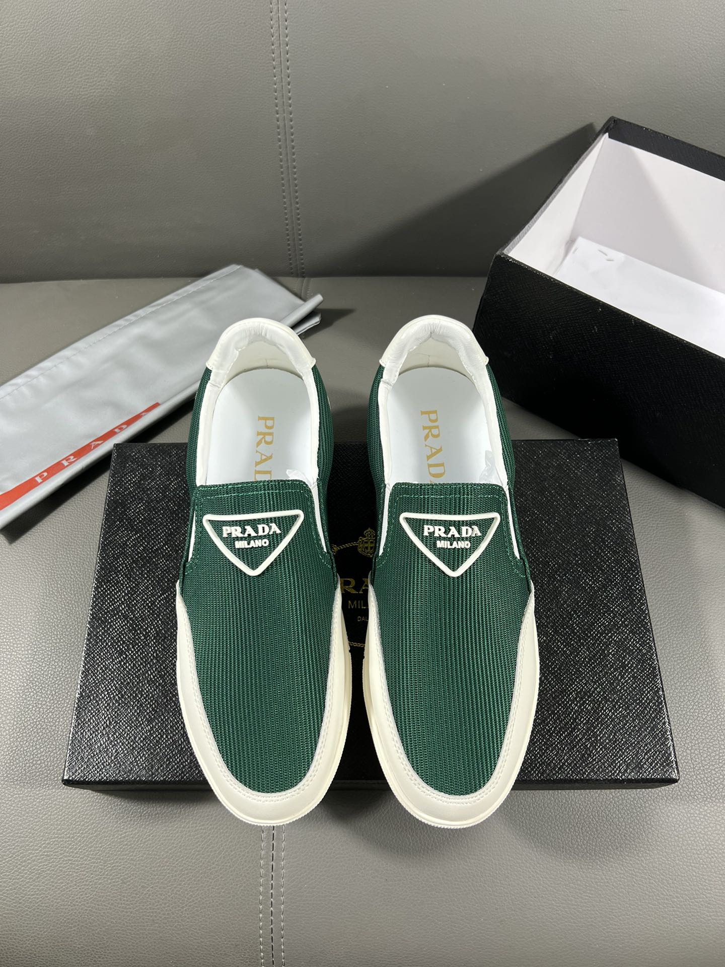 I5 普拉达官网最休闲时尚男鞋，爆款版型简洁大气，潮男专属.独有的官网最新品牌元素元素古奇原版装饰，时尚又大方，面料原版牛皮透气内里，官网指定耐磨休闲大底，专柜经典款实物拍摄38-44，