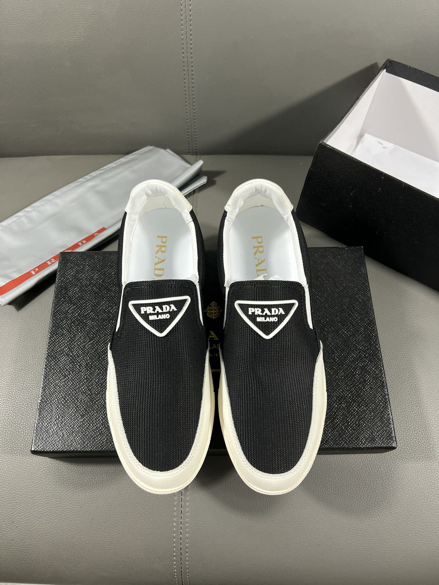 I5 普拉达官网最休闲时尚男鞋，爆款版型简洁大气，潮男专属.独有的官网最新品牌元素元素古奇原版装饰，时尚又大方，面料原版牛皮透气内里，官网指定耐磨休闲大底，专柜经典款实物拍摄38-44，