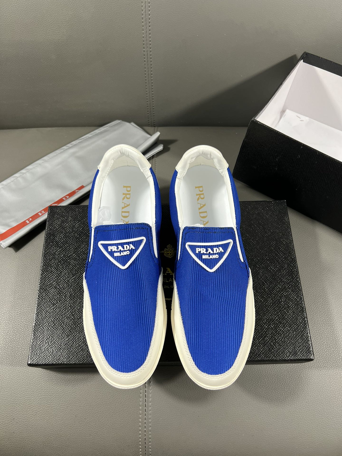 I5 普拉达官网最休闲时尚男鞋，爆款版型简洁大气，潮男专属.独有的官网最新品牌元素元素古奇原版装饰，时尚又大方，面料原版牛皮透气内里，官网指定耐磨休闲大底，专柜经典款实物拍摄38-44，